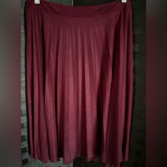 Liz Claiborne Burgundy A-Line Skirt - Picture 2 of 6